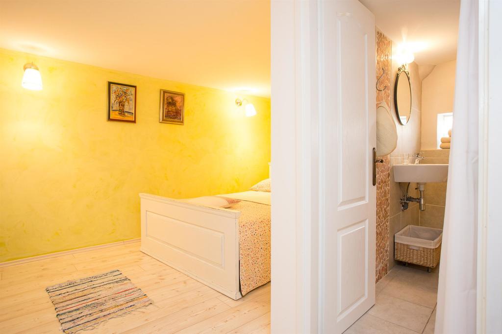 Holiday Home Smokovec Vrbnik Exterior photo